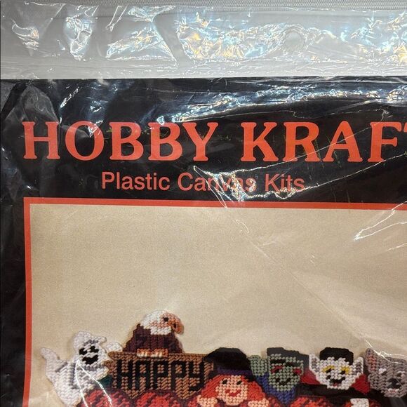 Hobby Kraft 'Happy Haunting' Plastic Canvas Kit - Picture 3 of 7